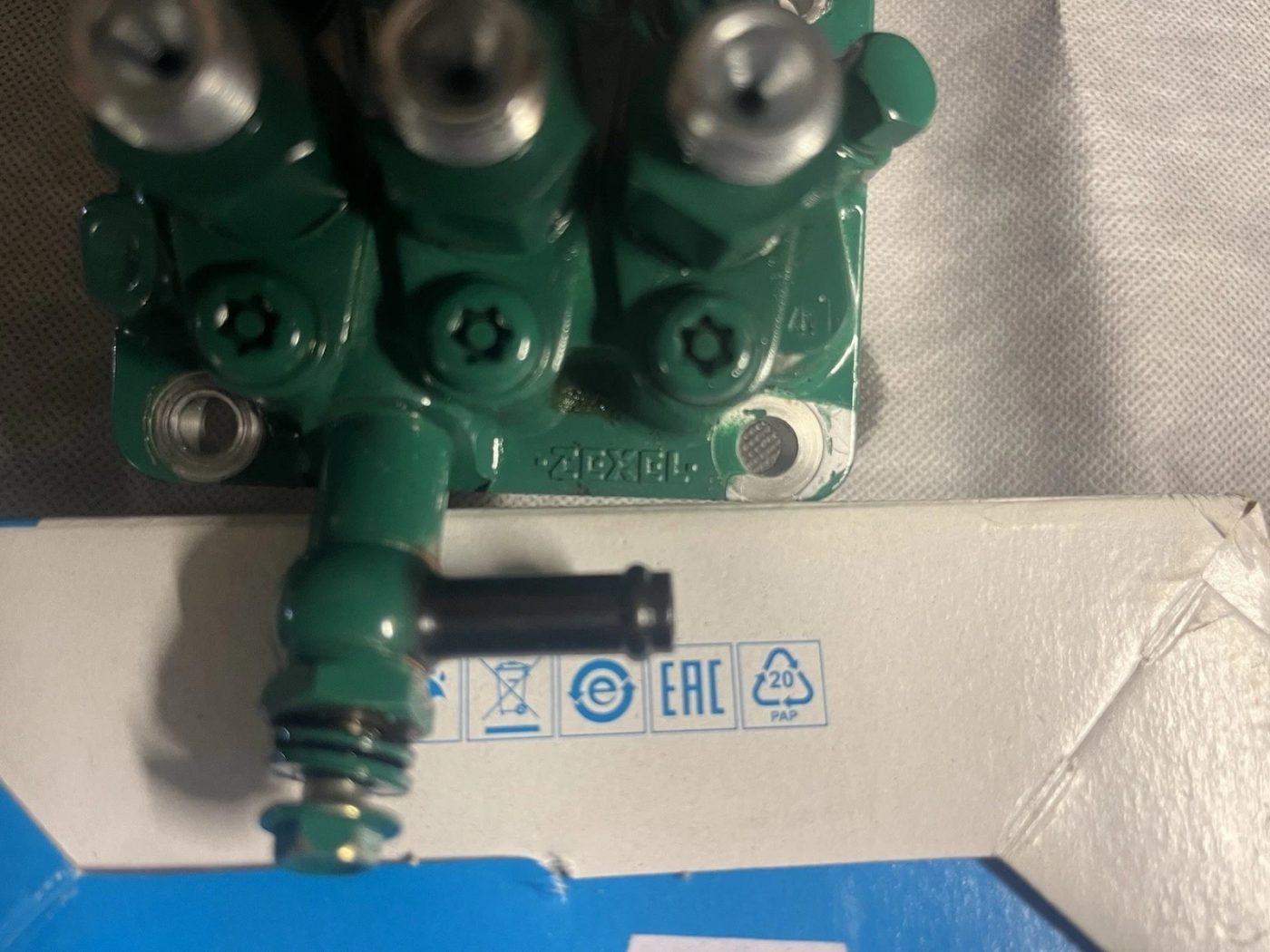 Penta D1-30 Fuel Injection Pump & Injector Set photograph 6